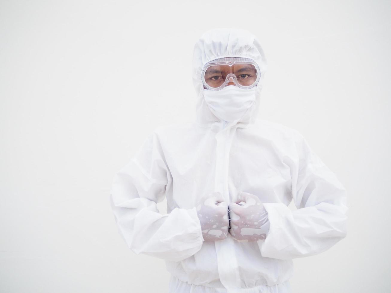 médecin ou scientifique masculin asiatique confiant en uniforme de suite eppe montrant une bosse de poing sur fond blanc. concept de coronavirus ou covid-19. photo