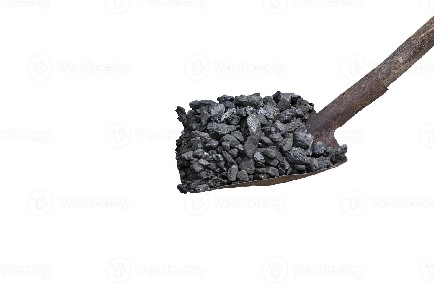 charbon noir sur une pelle sur fond blanc isolé. crise de l'énergie. espace de copie. photo