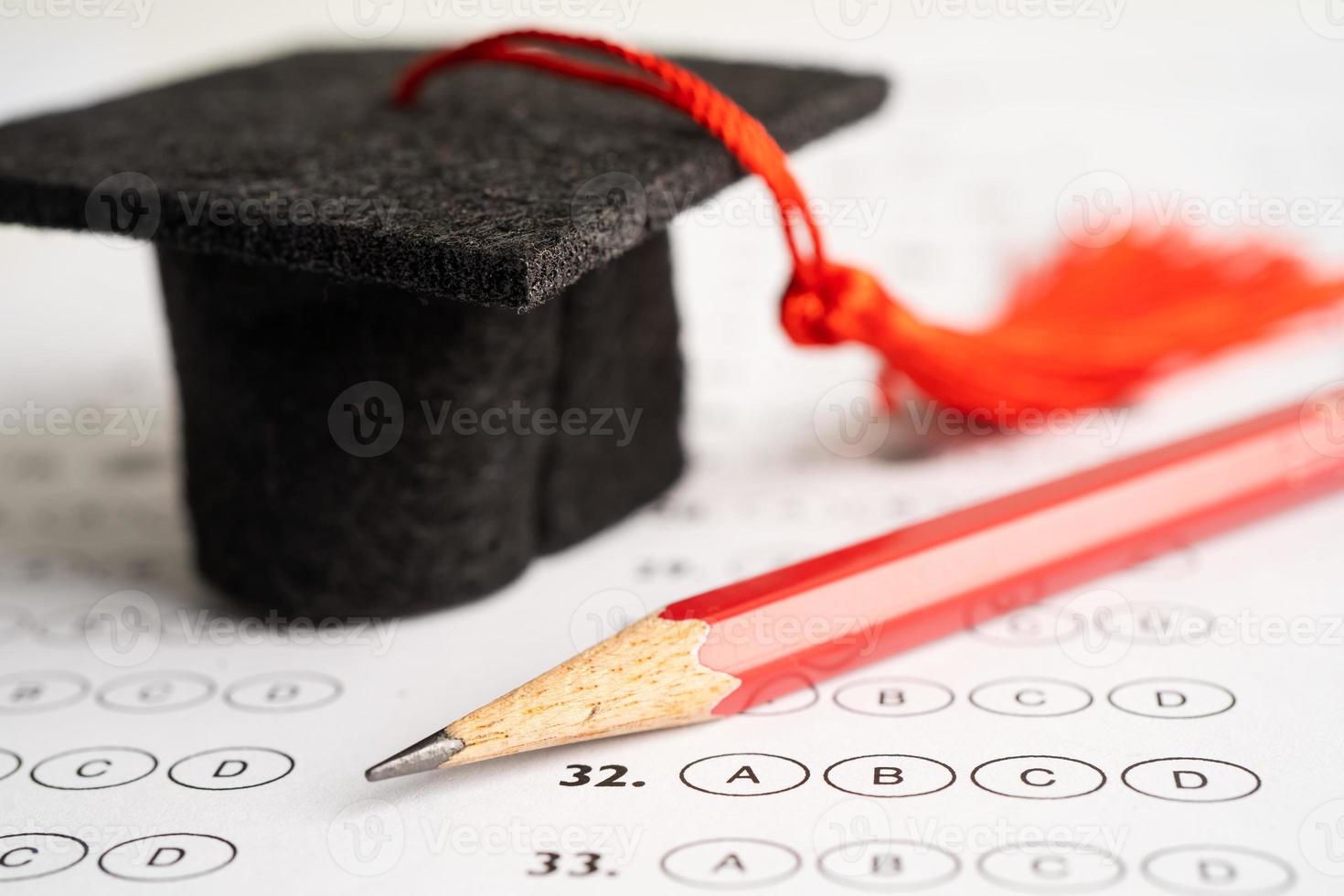 chapeau de graduation et crayon sur fond de feuille de réponses, étude de l'éducation apprentissage des mathématiques concept d'enseignement. photo