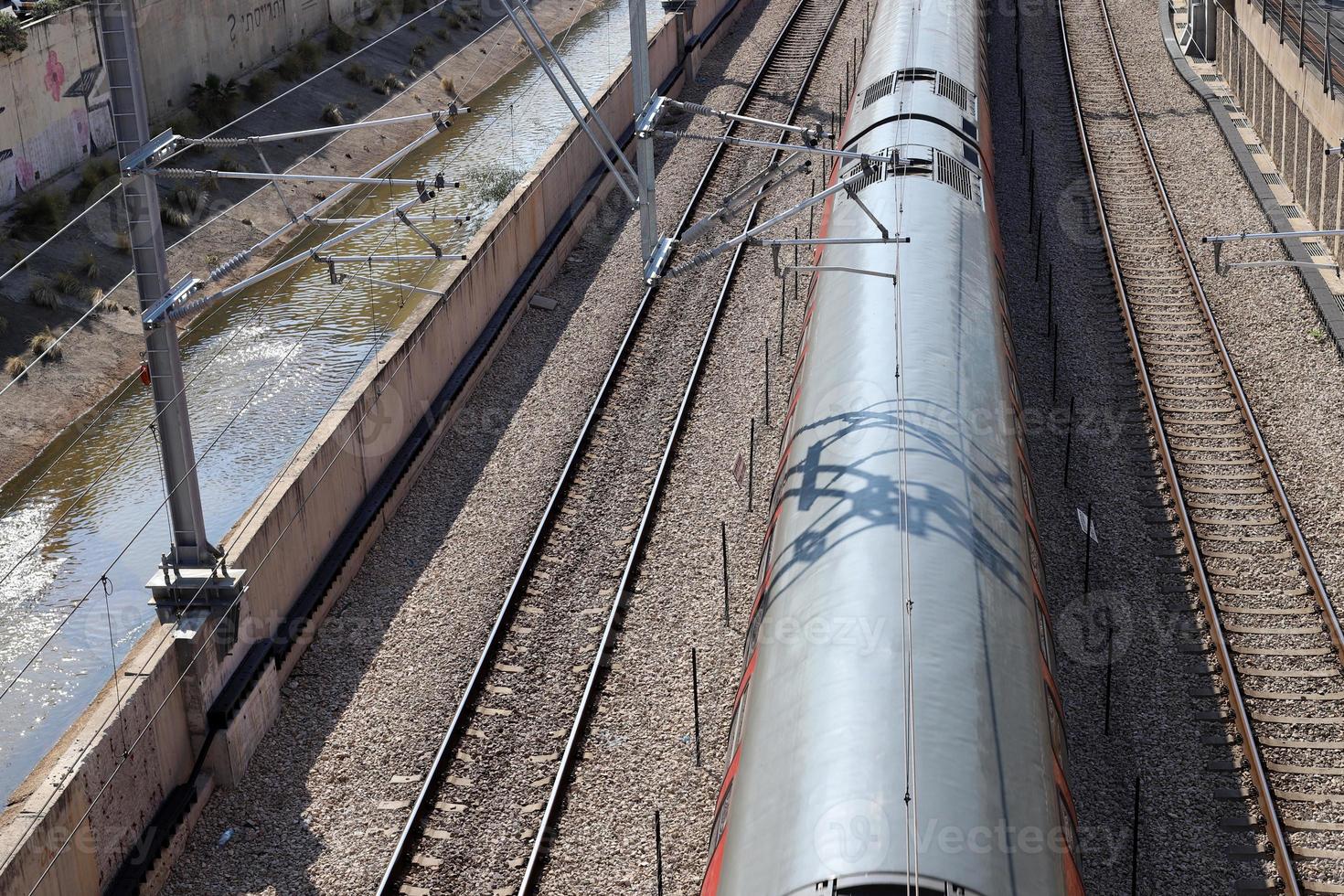 voies ferrées et wagons de chemin de fer en israël. photo