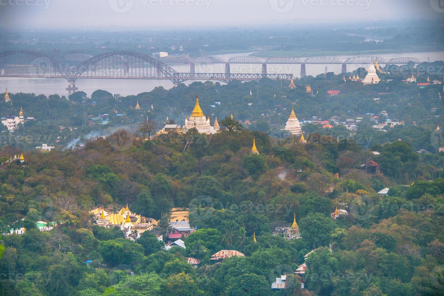 Sagaing Hill avec de nombreuses pagodes et monastères bouddhistes sur la rivière Irrawaddy, Sagaing, Myanmar photo