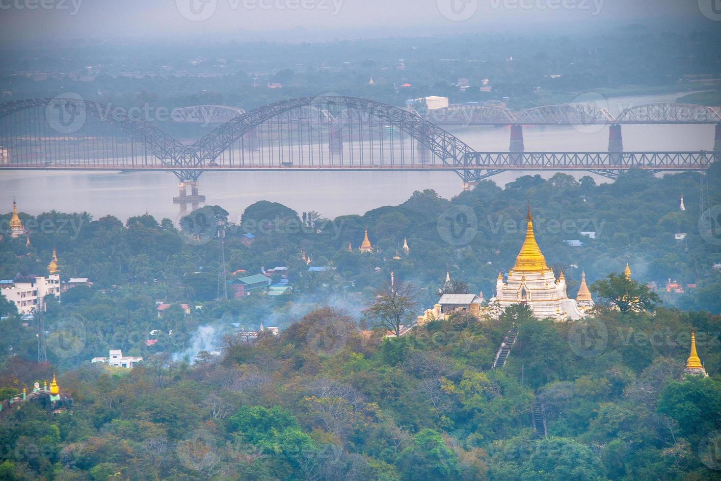 Sagaing Hill avec de nombreuses pagodes et monastères bouddhistes sur la rivière Irrawaddy, Sagaing, Myanmar photo