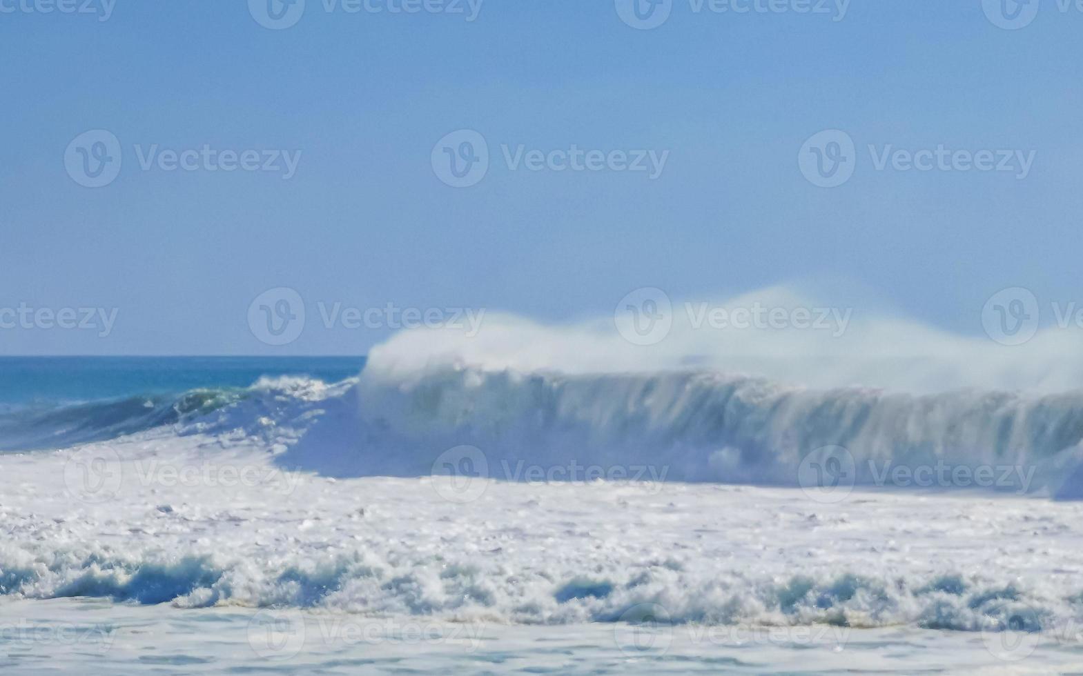 De grosses vagues de surfeurs extrêmement énormes à la plage de puerto escondido au mexique. photo