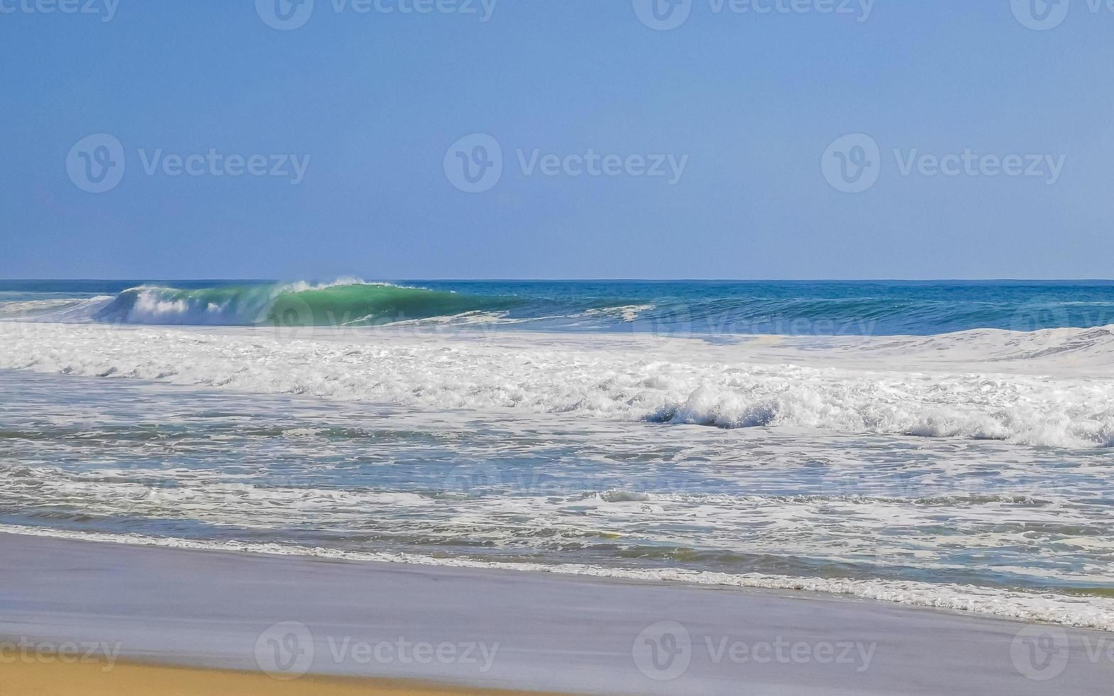 De grosses vagues de surfeurs extrêmement énormes à la plage de puerto escondido au mexique. photo