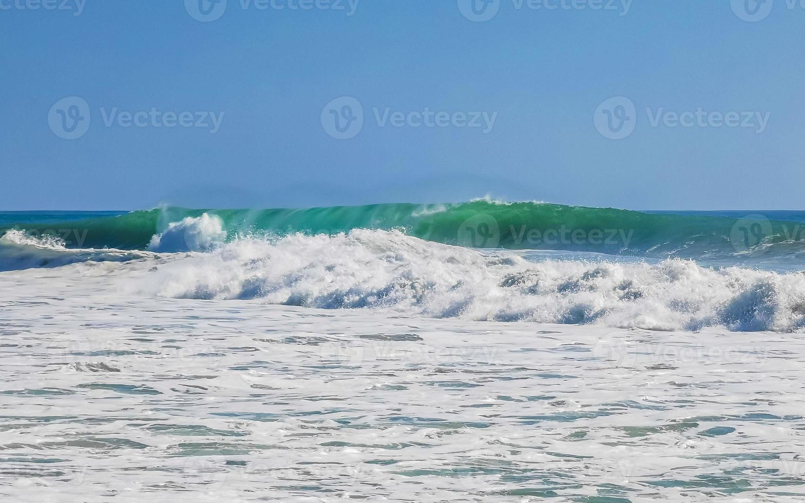 De grosses vagues de surfeurs extrêmement énormes à la plage de puerto escondido au mexique. photo