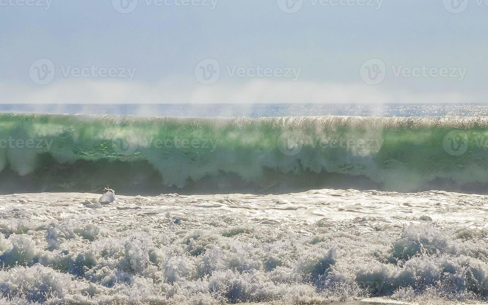 De grosses vagues de surfeurs extrêmement énormes à la plage de puerto escondido au mexique. photo