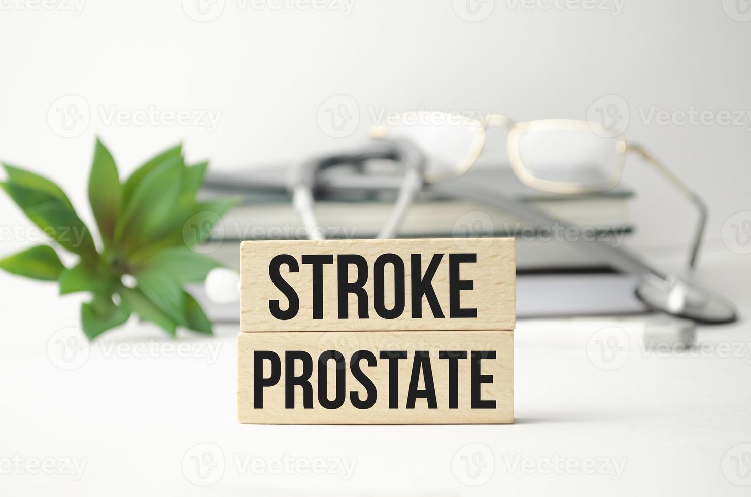 AVC texte de la prostate sur des blocs de bois et stéthoscope photo