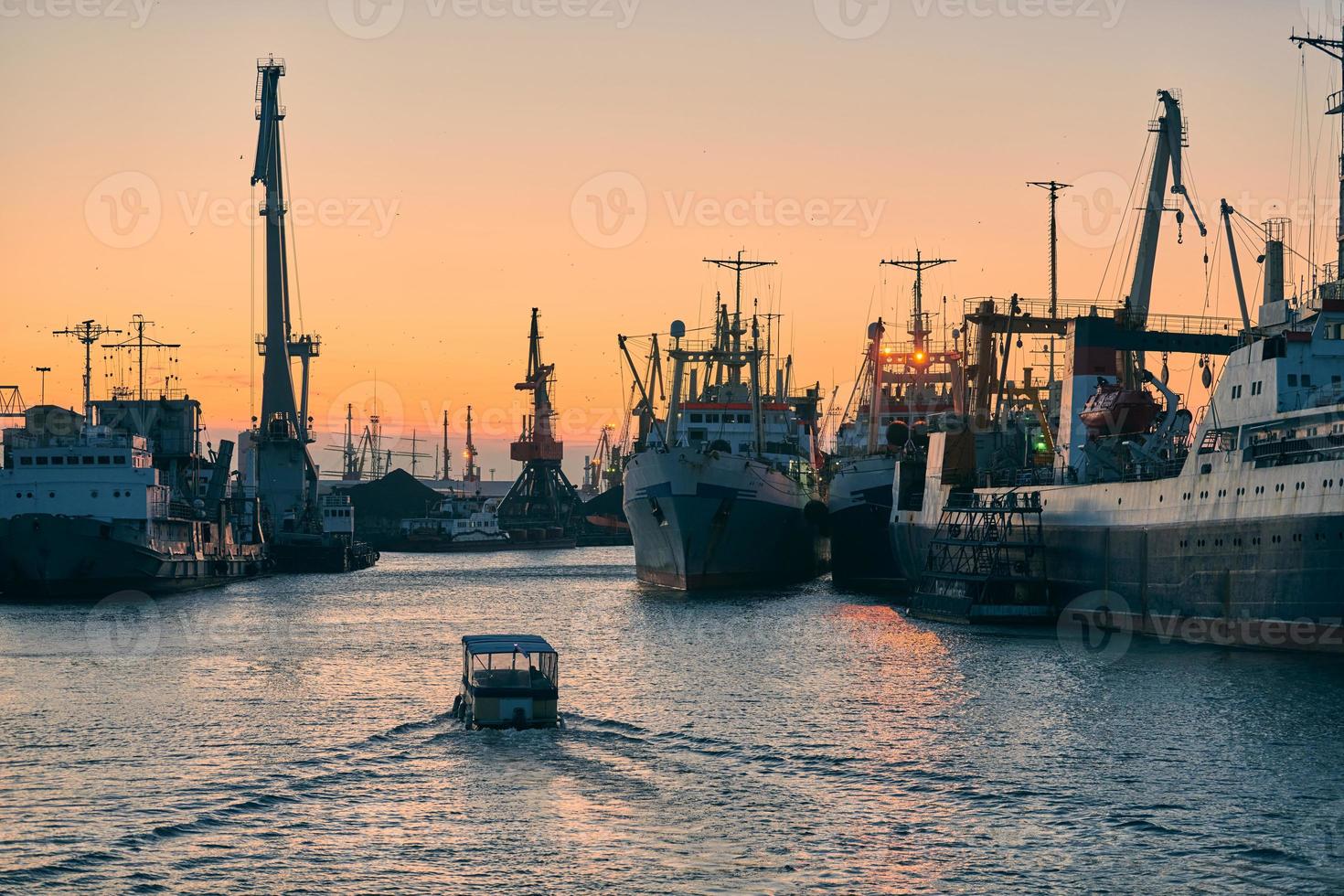 navires dans le port de mer sur fond de coucher de soleil photo