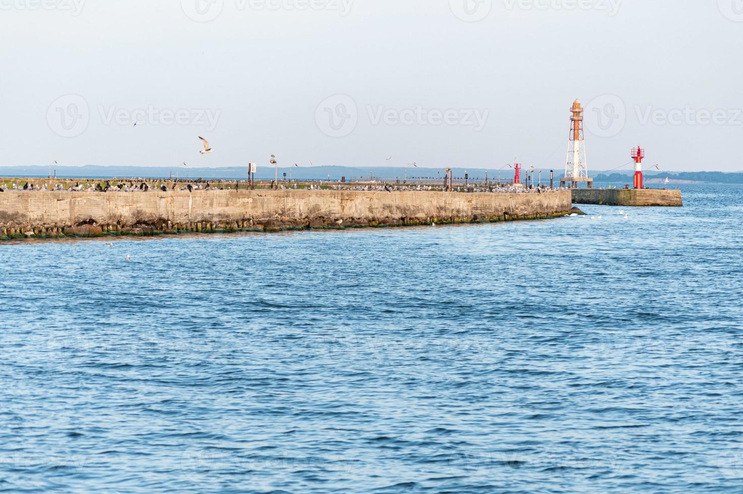 jetée avec tours et bouées. beau paysage marin, espace de copie. brise-lames pour protéger les navires au chantier naval des vagues photo