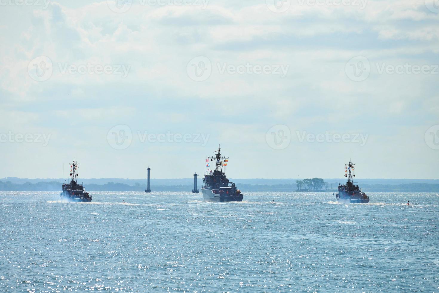trois cuirassés navires de guerre pendant le défilé et les exercices navals manœuvrant dans la mer bleu vif photo