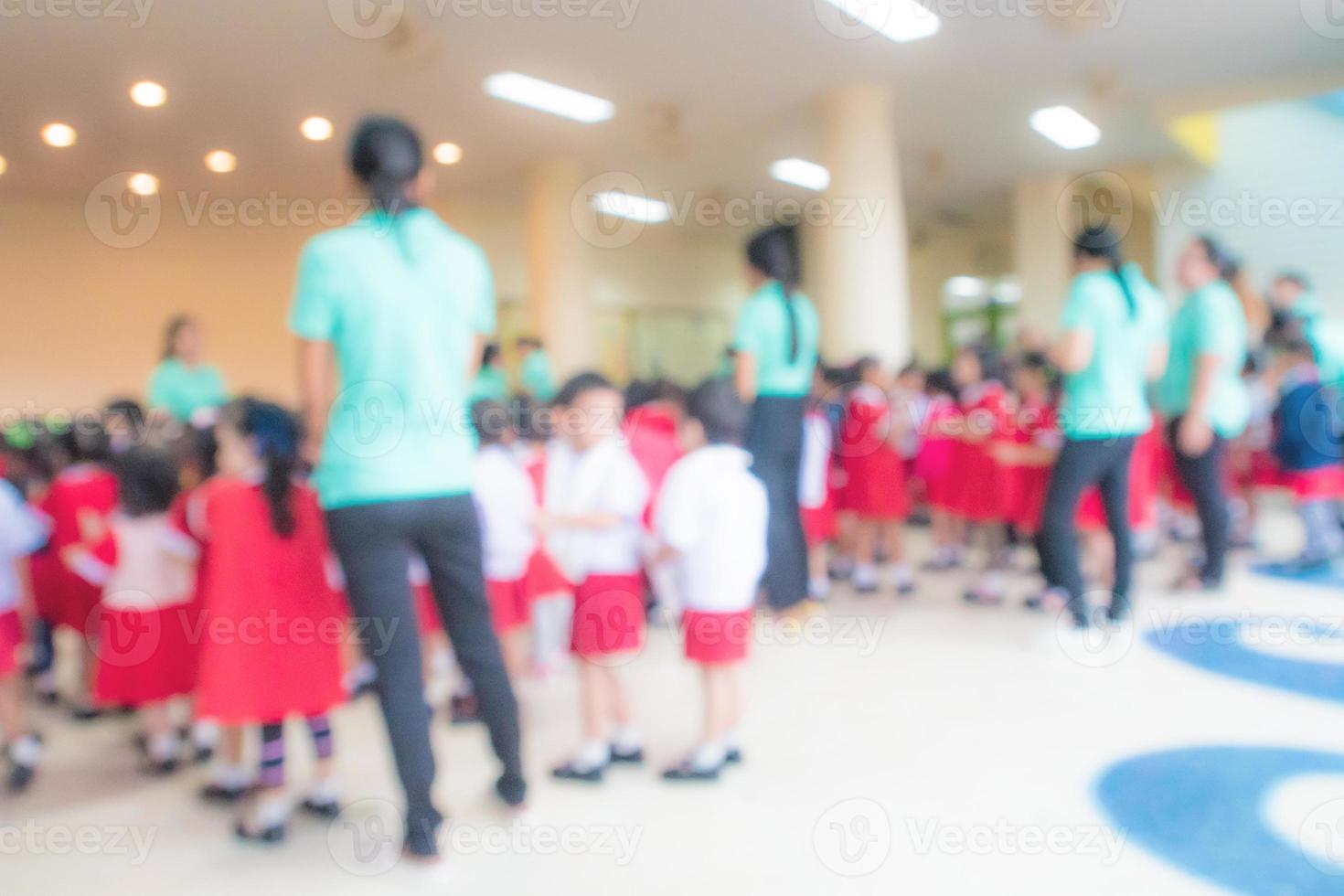 l'ambiance floue des enseignants et des élèves de maternelle à utiliser comme image de fond photo