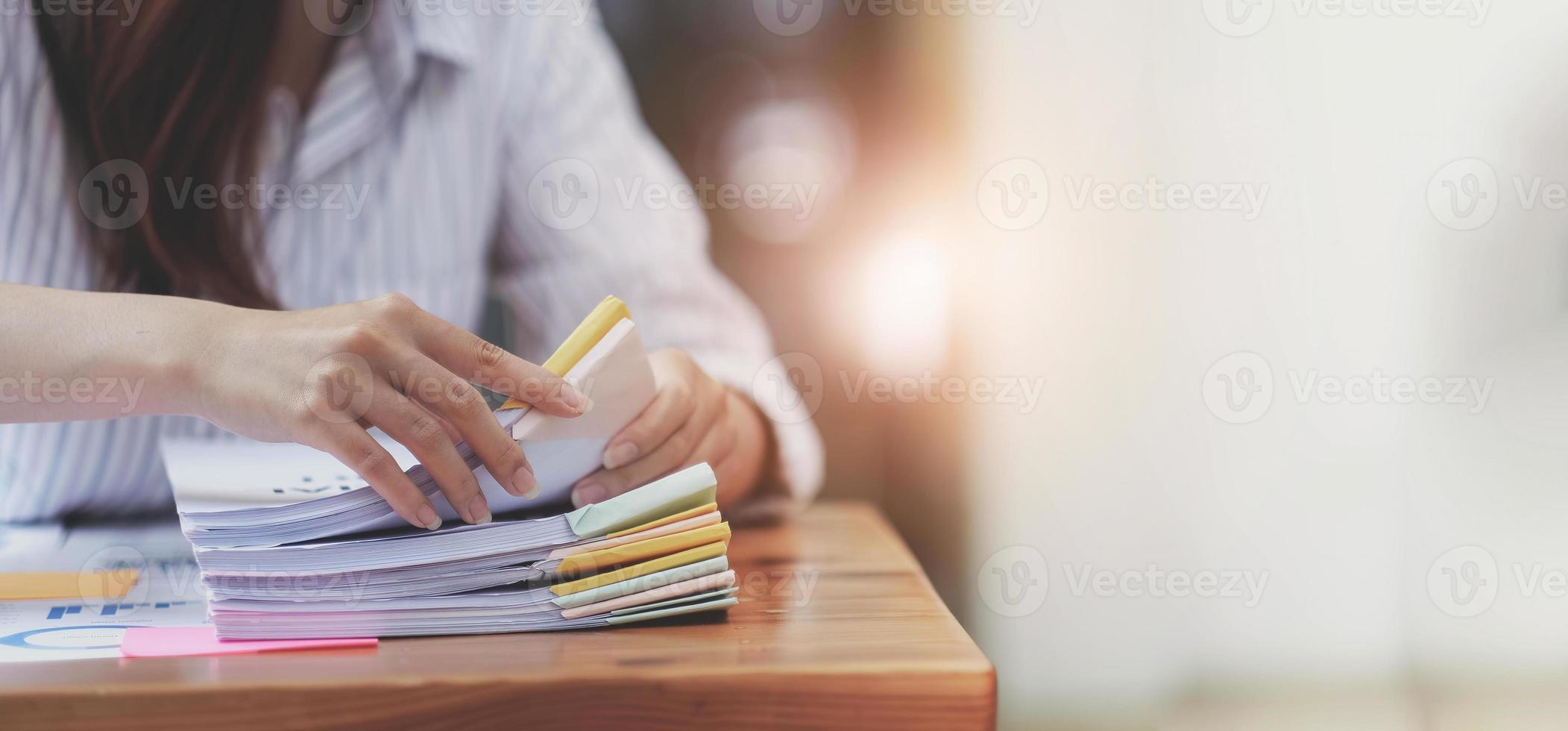 documents d'affaires, auditeur femme d'affaires vérifiant le document de recherche juridique préparer des documents ou un rapport pour analyse temps d'impôt, documents comptables données contrat partenaire traiter au bureau du lieu de travail photo