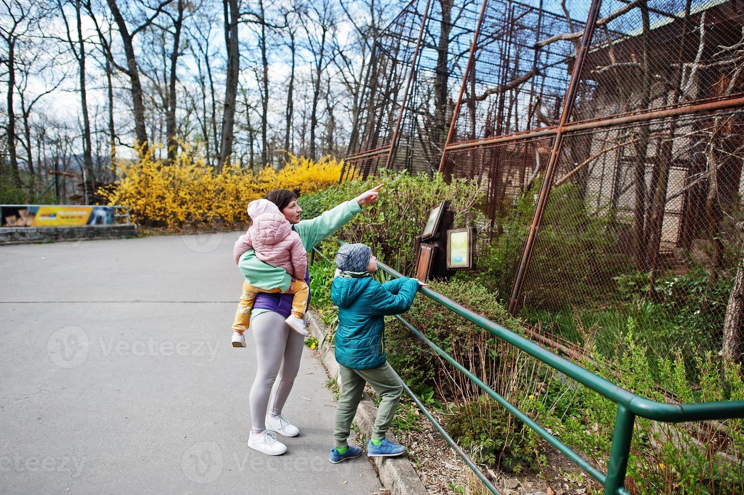 mère avec enfants au zoo des oiseaux. photo