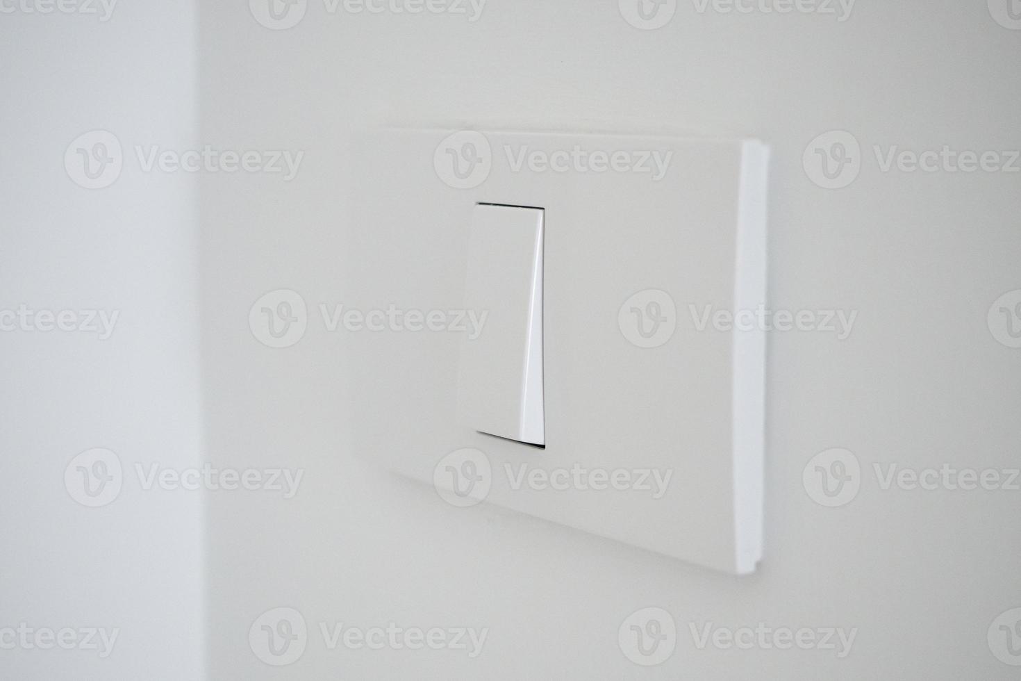 interrupteur d'éclairage blanc sur fond de mur en béton photo
