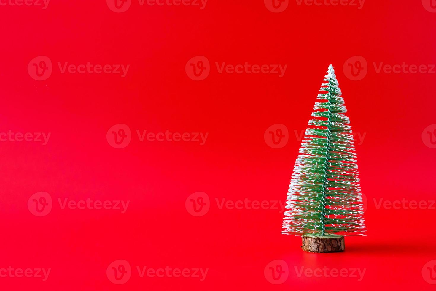 arbre de noël sur fond rouge concept de célébration de vacances de nouvel an photo