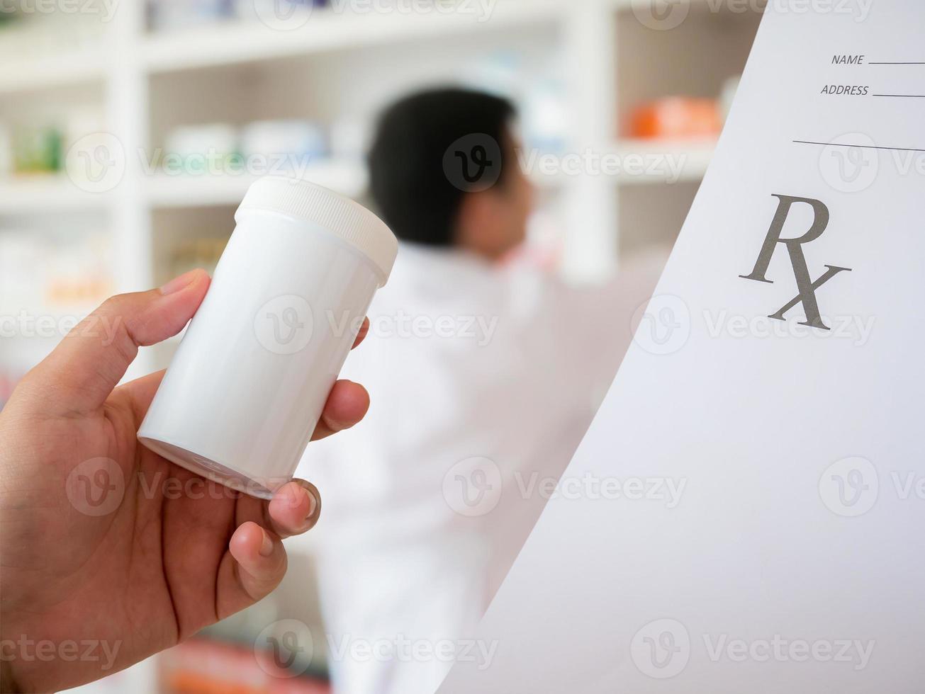 pharmacienne avec ordonnance et flacon de médicaments à la pharmacie photo
