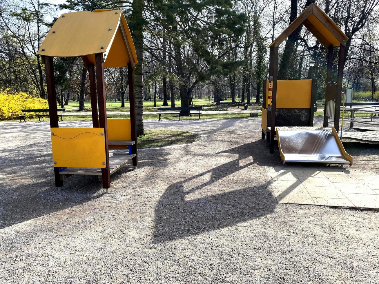 aire de jeux inclusive dans le parc du printemps photo