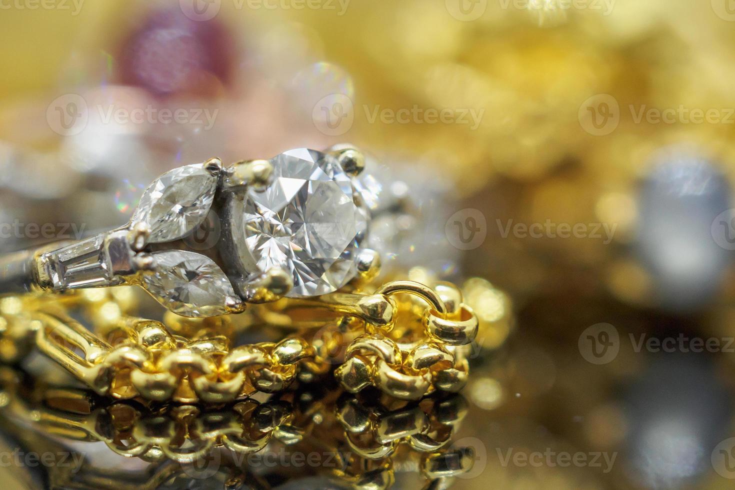 bijoux en or de luxe bagues en diamant avec réflexion sur fond noir photo