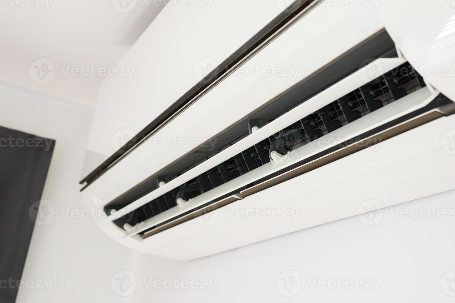 climatiseur sur fond intérieur de salle de mur blanc photo
