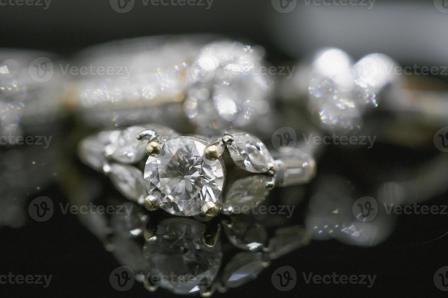 Bijoux de luxe bagues en diamant avec réflexion sur fond noir photo