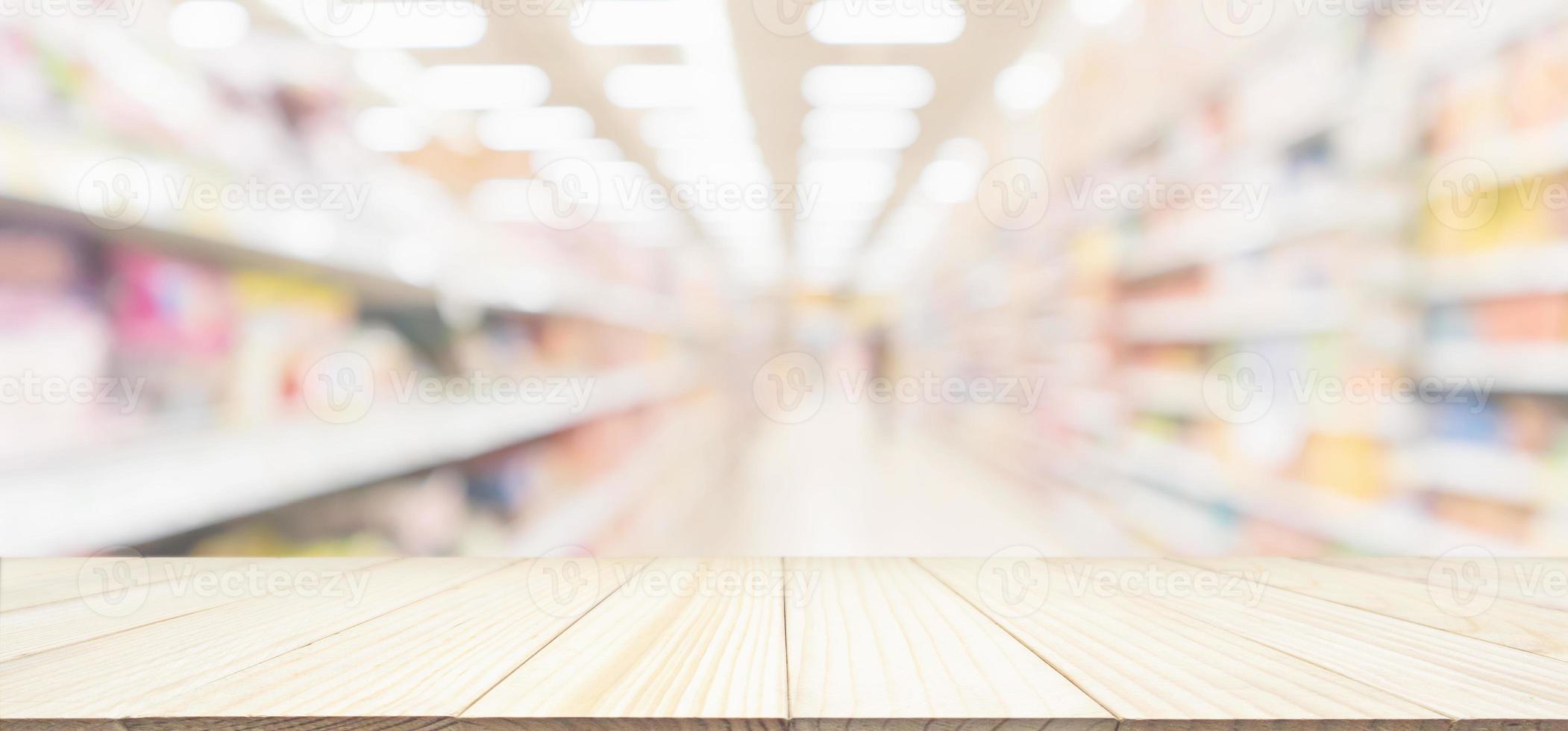 dessus de table en bois avec fond flou d'allée de supermarché pour l'affichage du produit photo