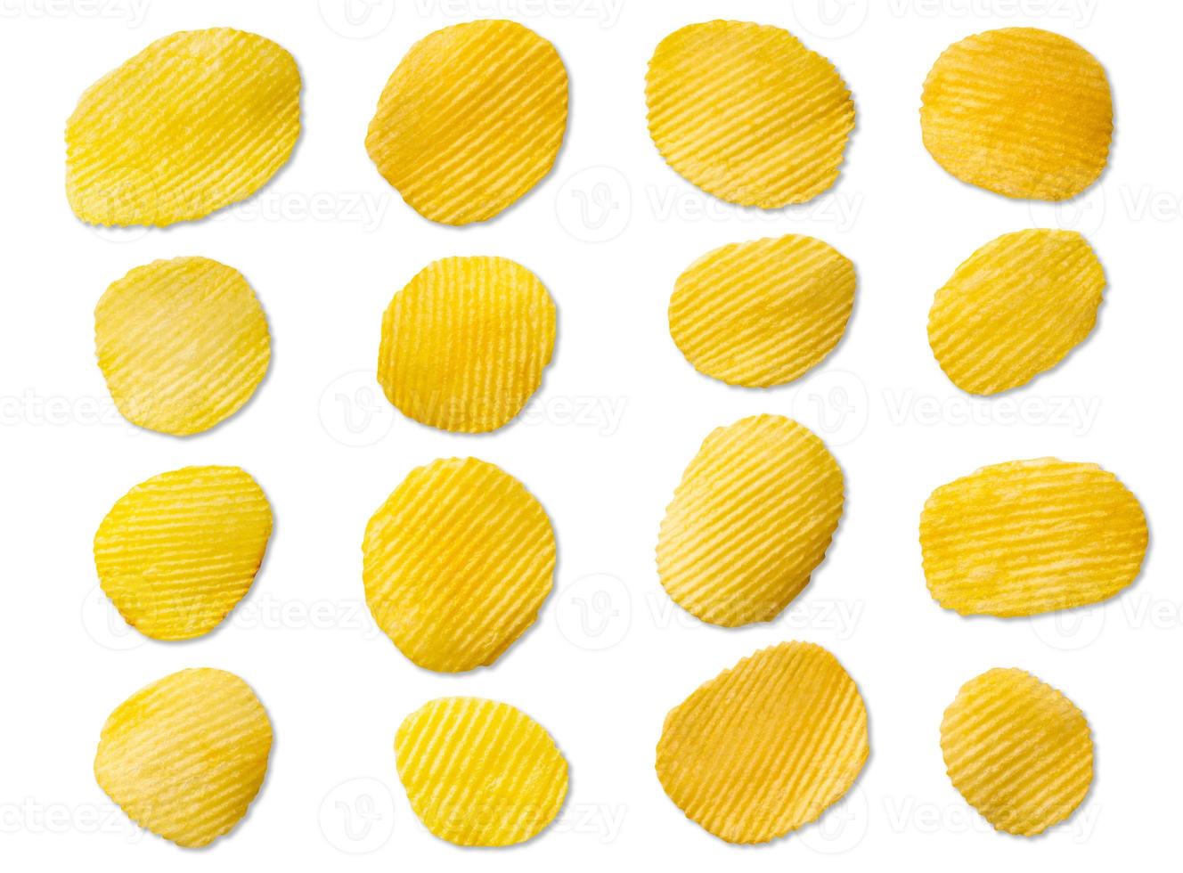 croustilles de pommes de terre isolés sur fond blanc photo