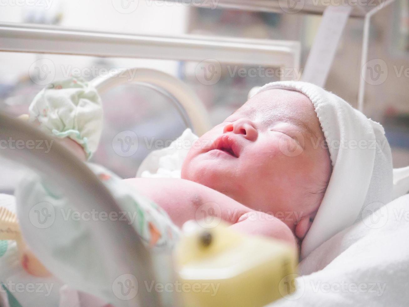 Naissance bébé fille à l'intérieur de l'incubateur à l'hôpital après la salle d'accouchement photo