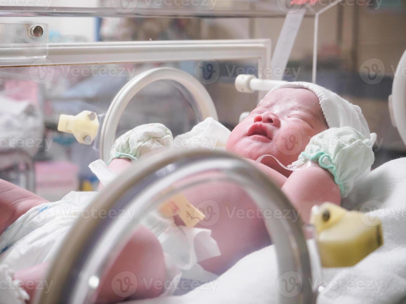 nouveau-né bébé sommeil dans l'incubateur à l'hôpital photo