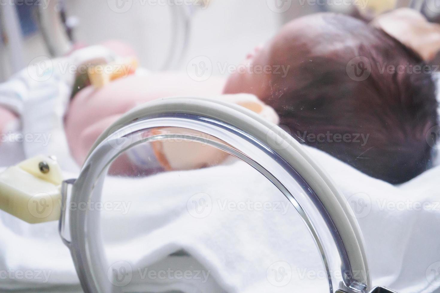 Naissance bébé fille à l'intérieur de l'incubateur à l'hôpital