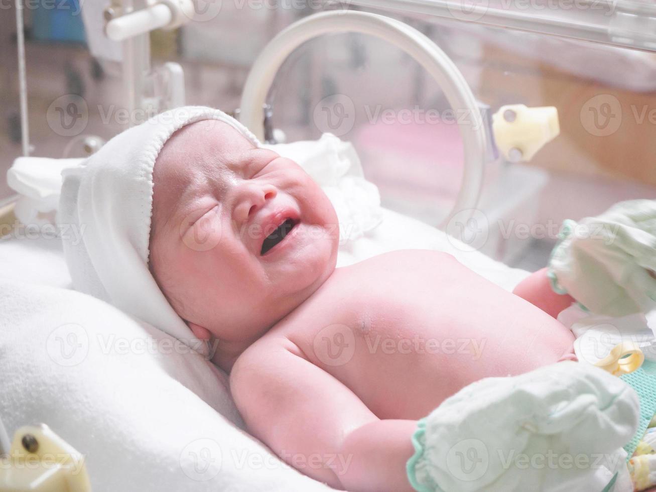 nouveau-né bébé sommeil dans l'incubateur à l'hôpital photo