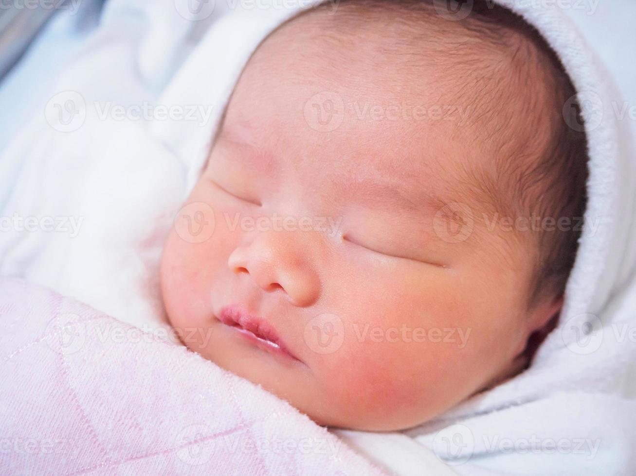 jolie petite fille asiatique nouveau-née photo