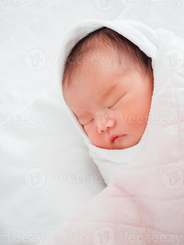 bébé nouveau-né qui dort photo