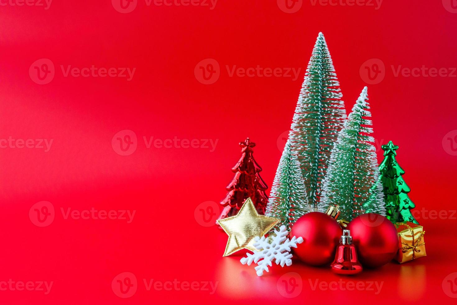 arbre de noël et boules sur fond rouge concept de célébration de vacances de nouvel an photo