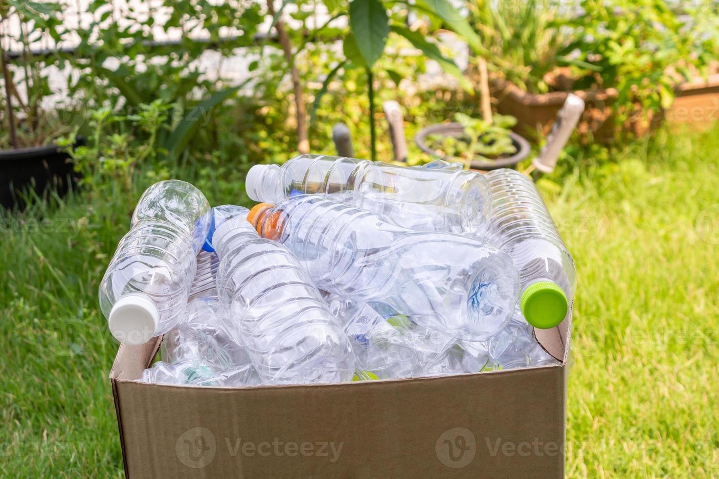 bouteilles en plastique dans une boîte à ordures recyclée brune photo