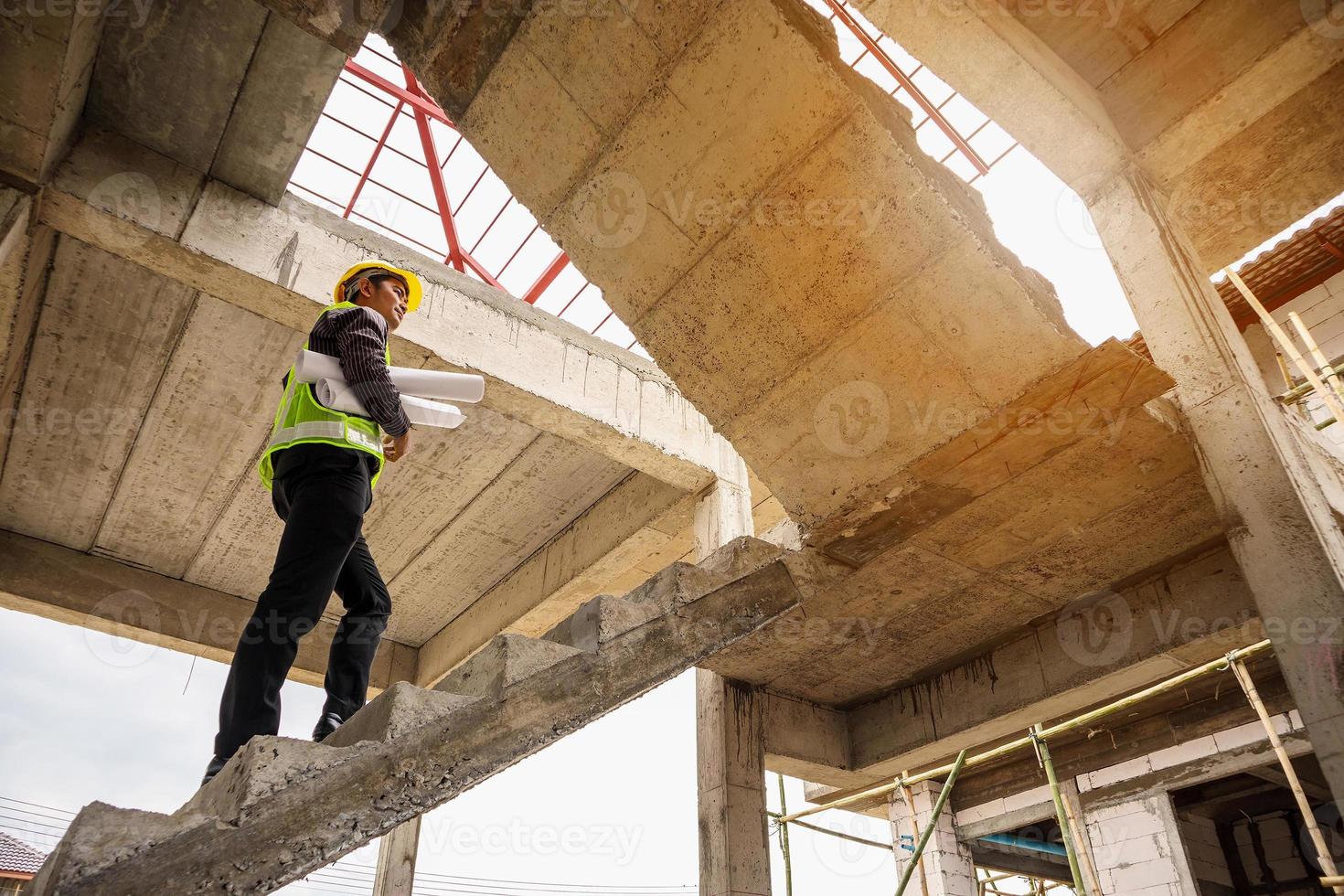 ingénieur professionnel sur le chantier de construction de maisons photo