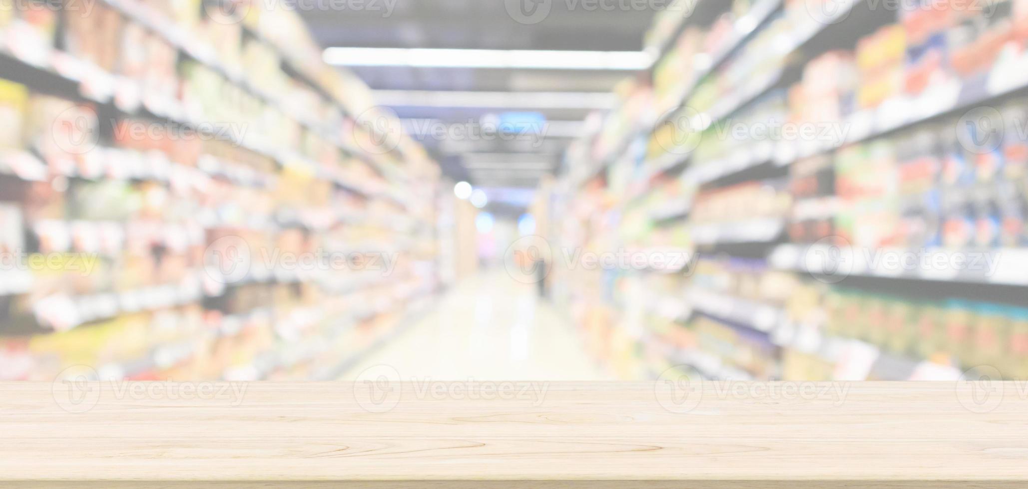 Dessus de table en bois vide avec abstrait allée de supermarché intérieur arrière-plan flou défocalisé avec lumière bokeh photo