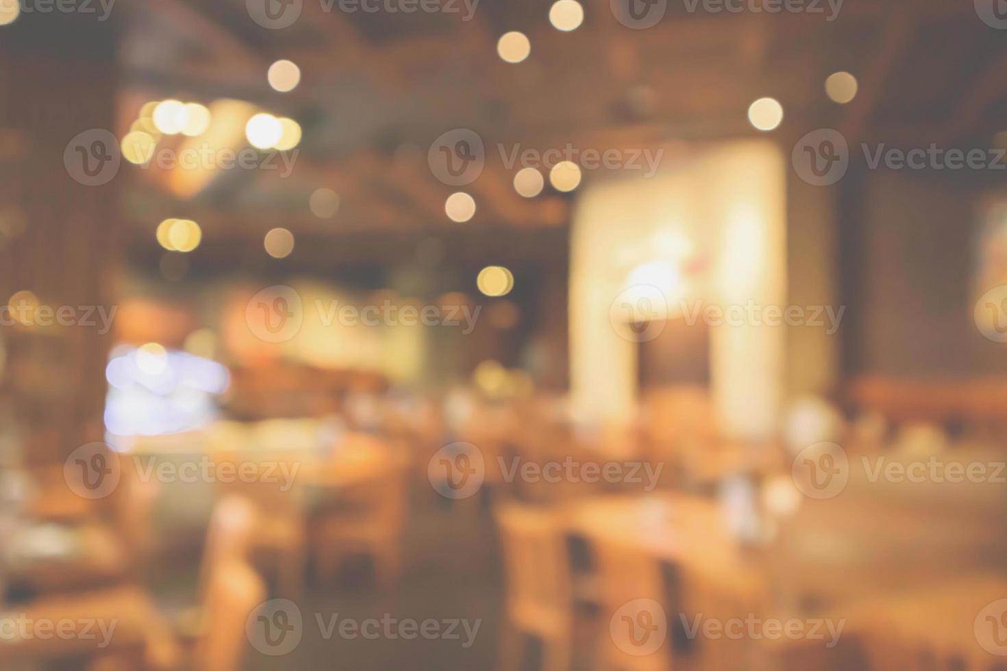 intérieur du restaurant avec client et table en bois flou fond abstrait avec lumière bokeh photo