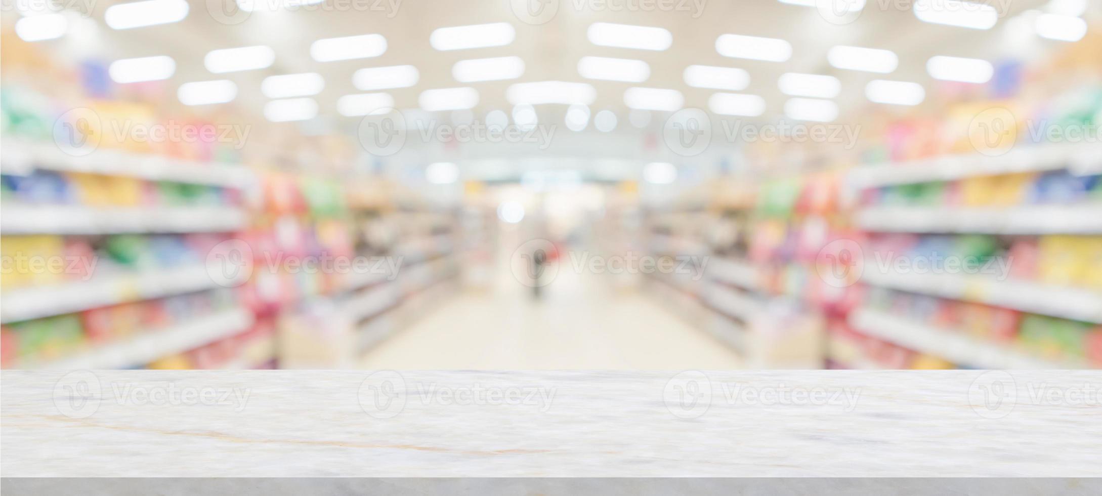 dessus de table en marbre avec supermarché épicerie arrière-plan flou avec lumière bokeh pour l'affichage du produit photo