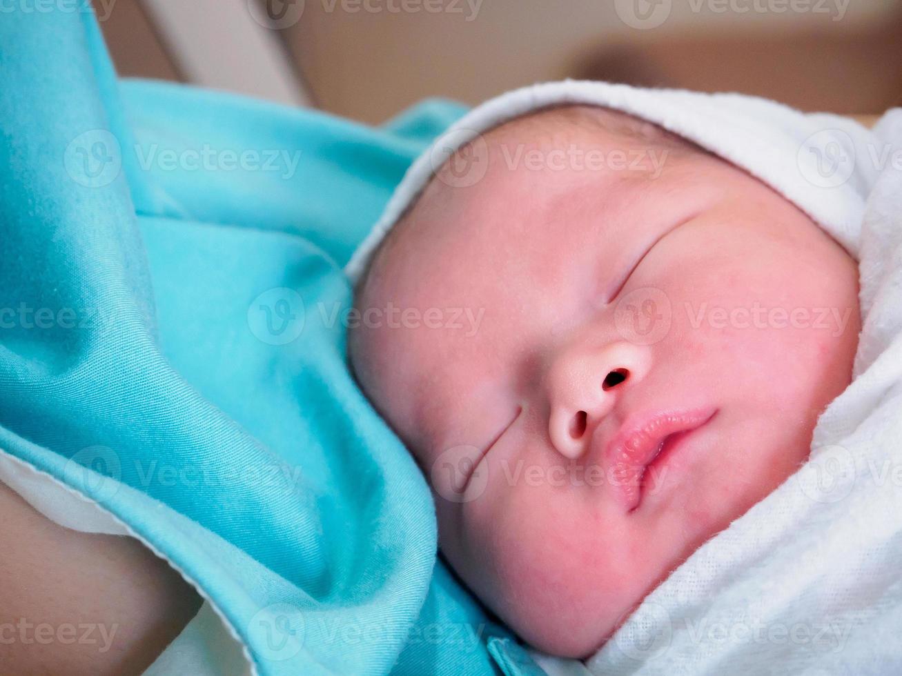 mère heureuse et bébé nouveau-né à l'hôpital photo