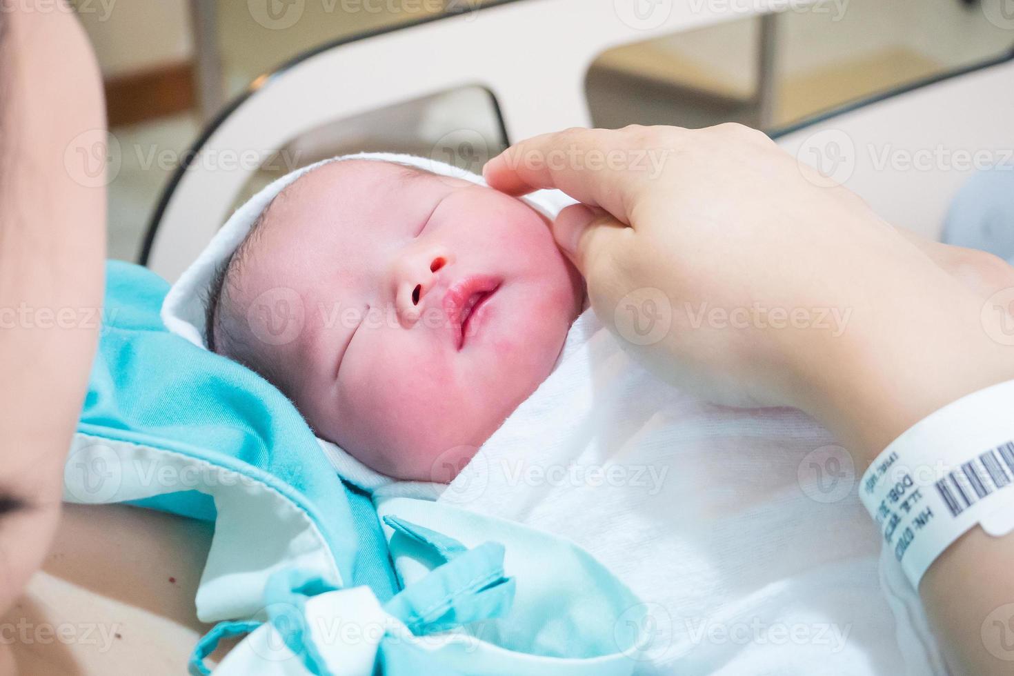 mère heureuse et bébé nouveau-né à l'hôpital photo