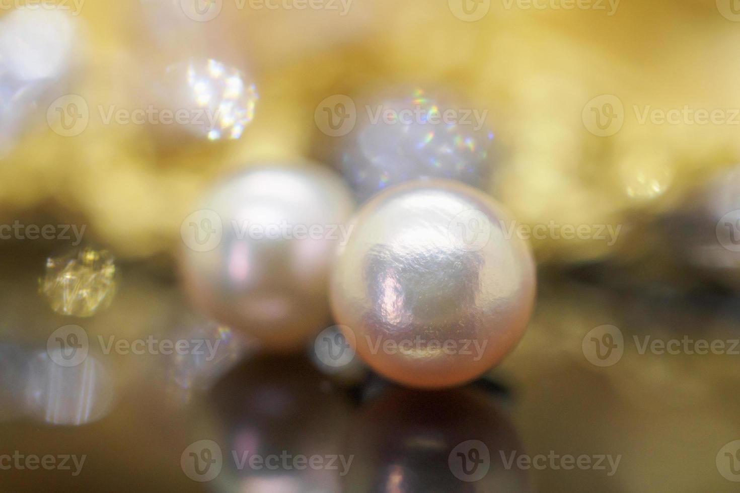 Boucles d'oreilles en perles de bijoux de luxe avec réflexion sur fond noir doré photo