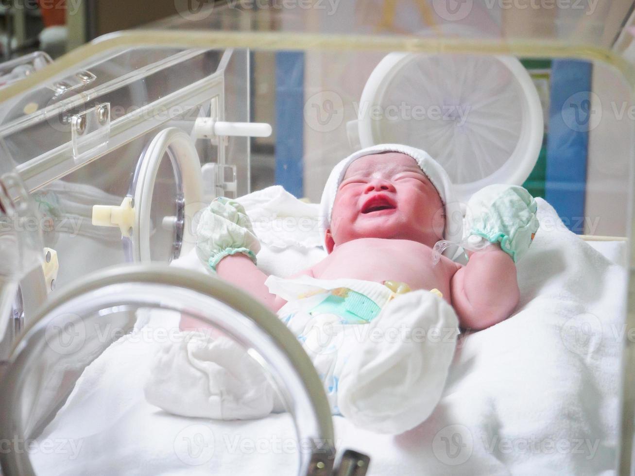 Naissance bébé fille à l'intérieur de l'incubateur à l'hôpital après la salle d'accouchement photo