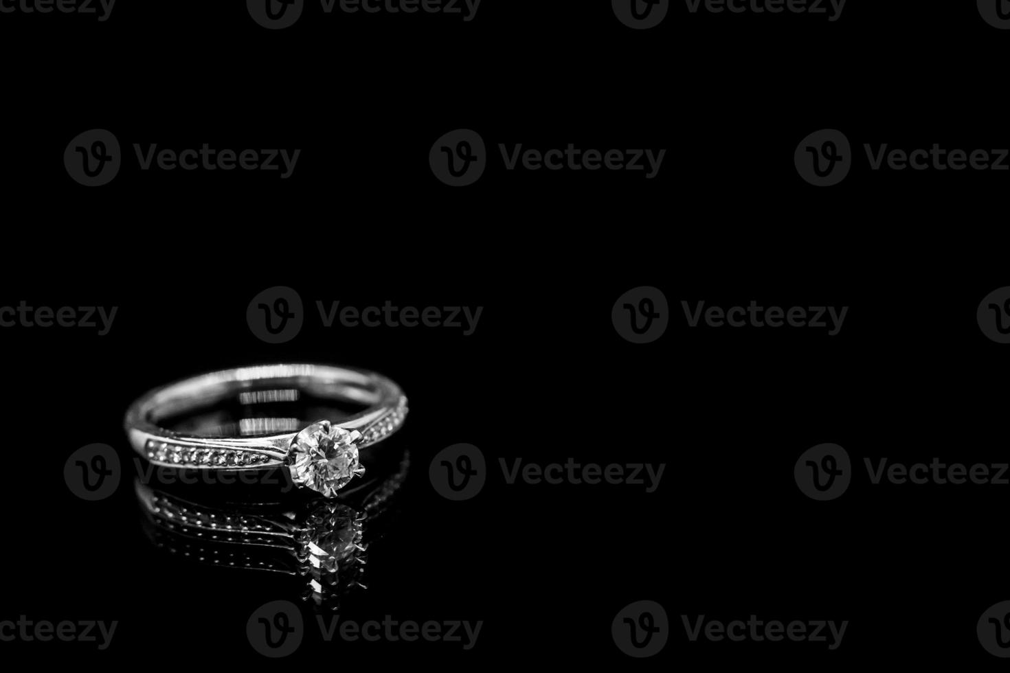 Close up bijoux bague en diamant sur fond noir avec reflet photo