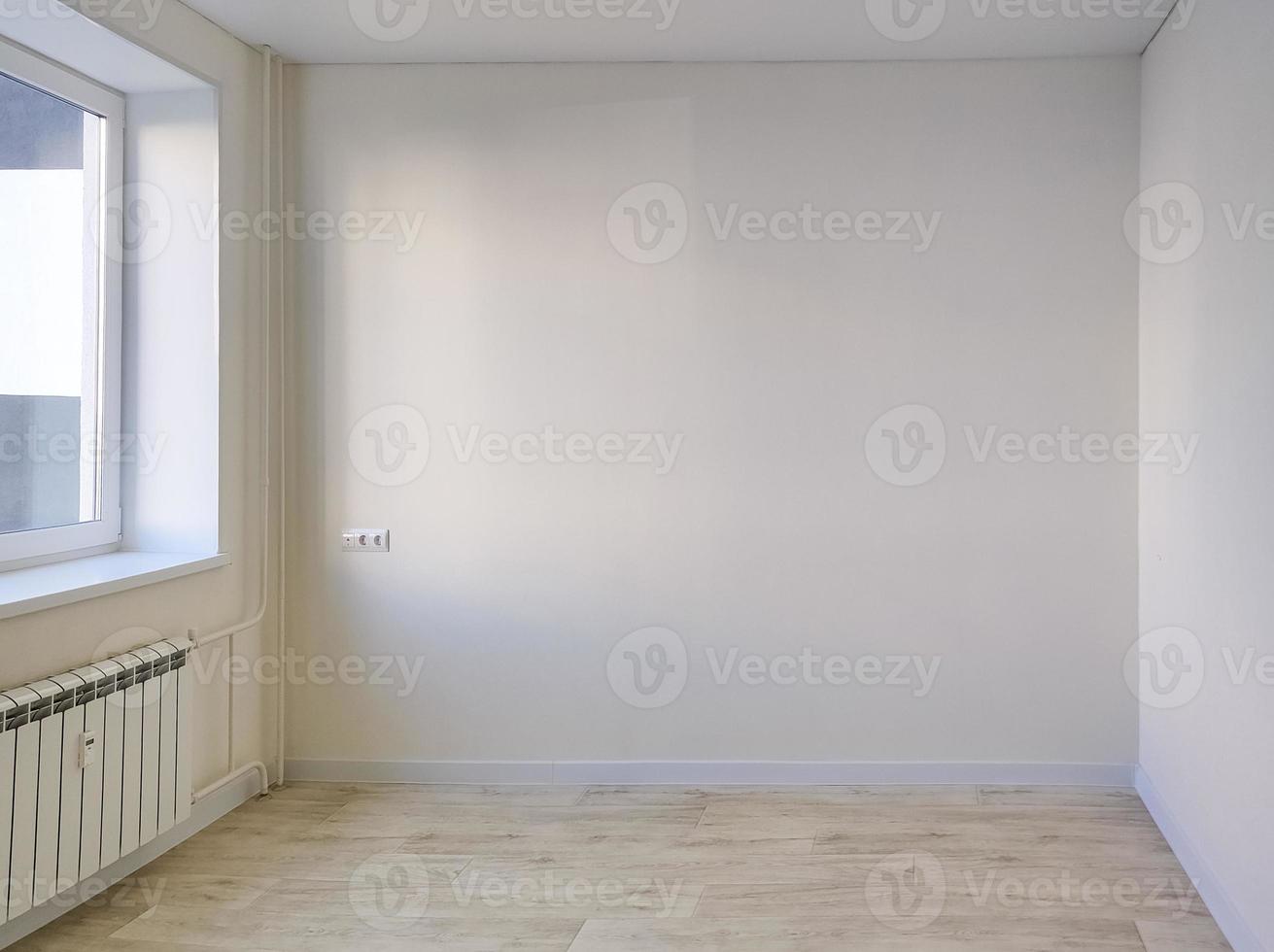 nouvelle salle blanche vide avec fenêtre photo