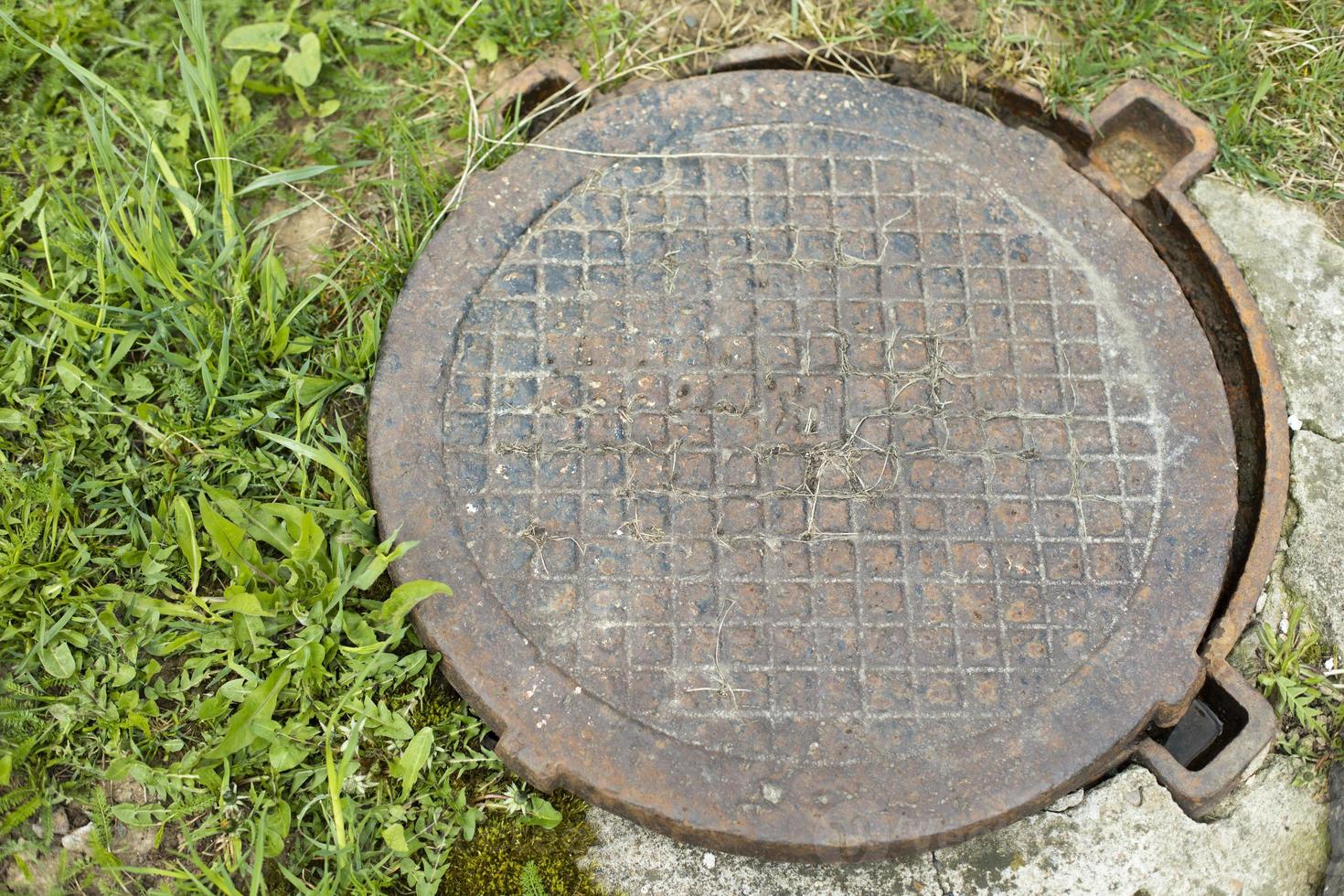 couvercle de trou d'homme en acier. égouts en ville. photo