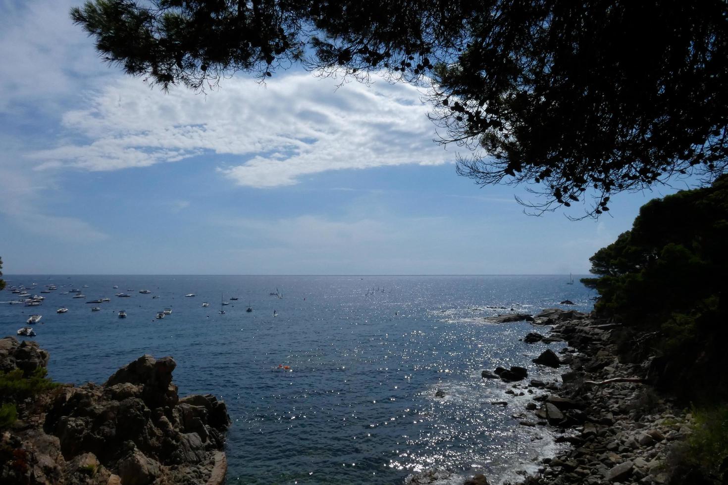 littoral méditerranéen, mer et ciel bleu en été photo