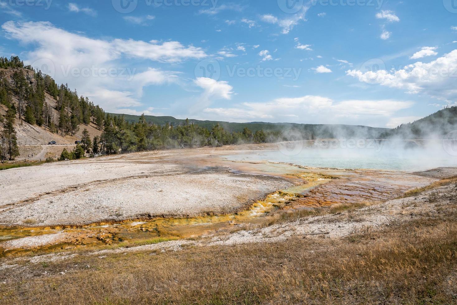 vue panoramique sur la fumée émise par le bassin de geyser à mi-chemin du parc de Yellowstone photo