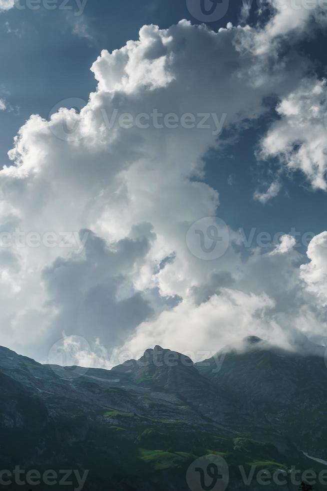 rochers et un col avec un ciel bleu avec des rayons de soleil traversant les nuages. photo