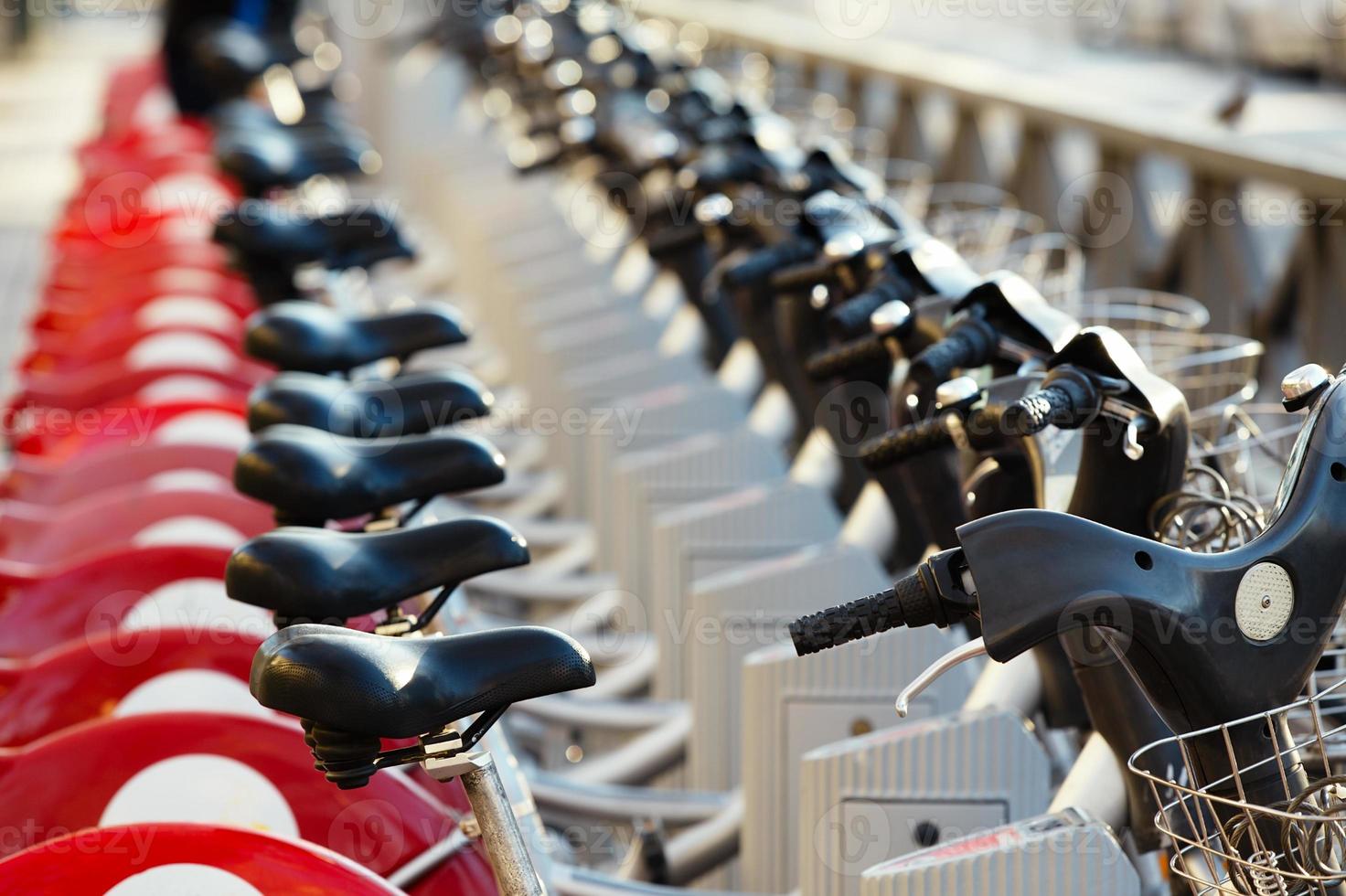 location de vélos de ville garés en rangée photo