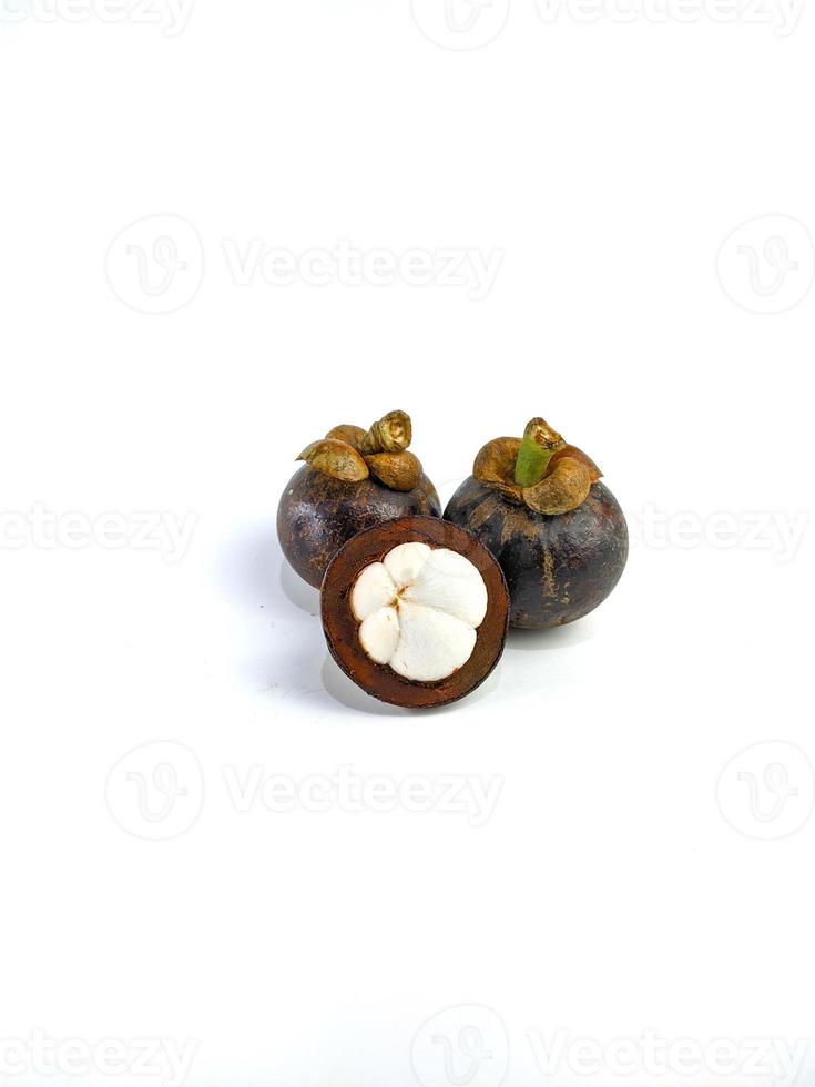 mangoustan et coupe transversale montrant l'épaisse peau violette et la chair blanche de la reine des fruits, sur fond blanc photo